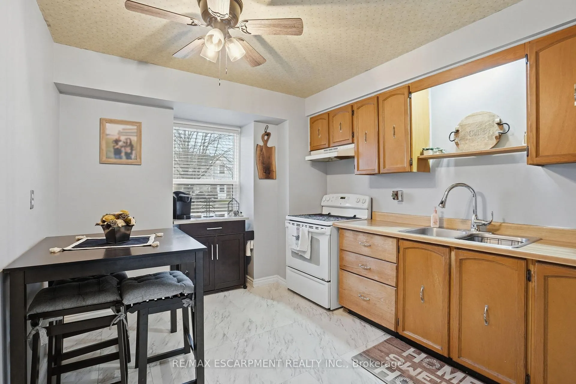 Photo 4 of 16 Enfield Crescent, Brantford — HOMEH