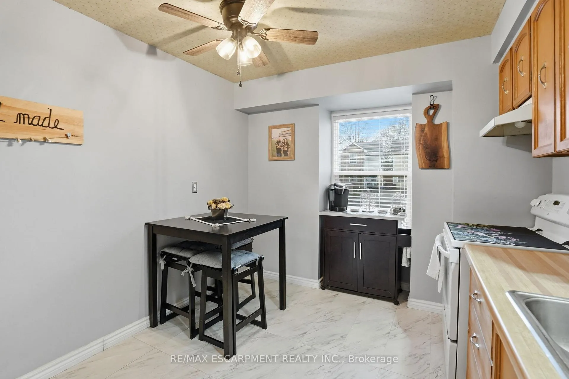 Photo 5 of 16 Enfield Crescent, Brantford — HOMEH