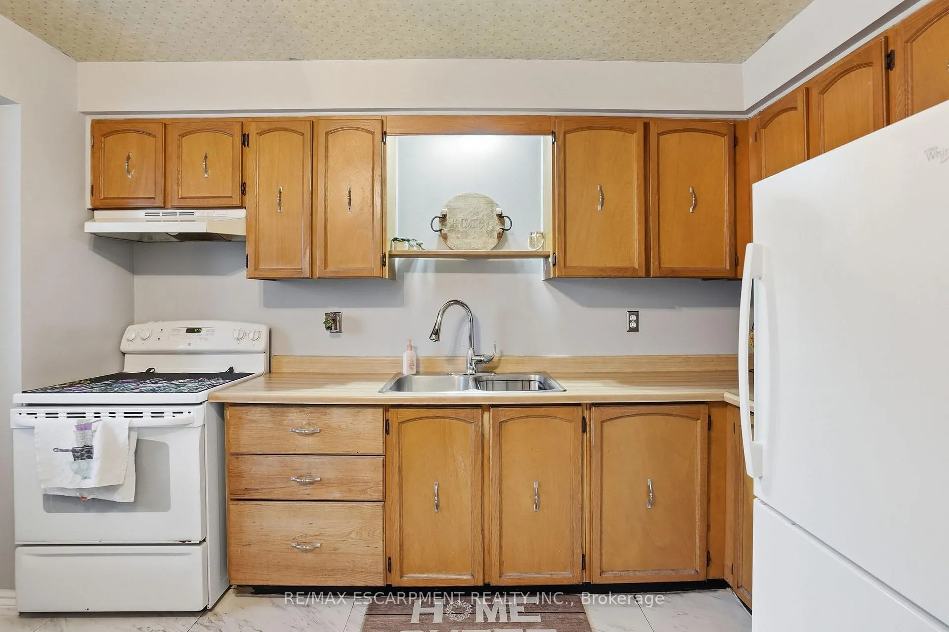 Photo 6 of 16 Enfield Crescent, Brantford — HOMEH