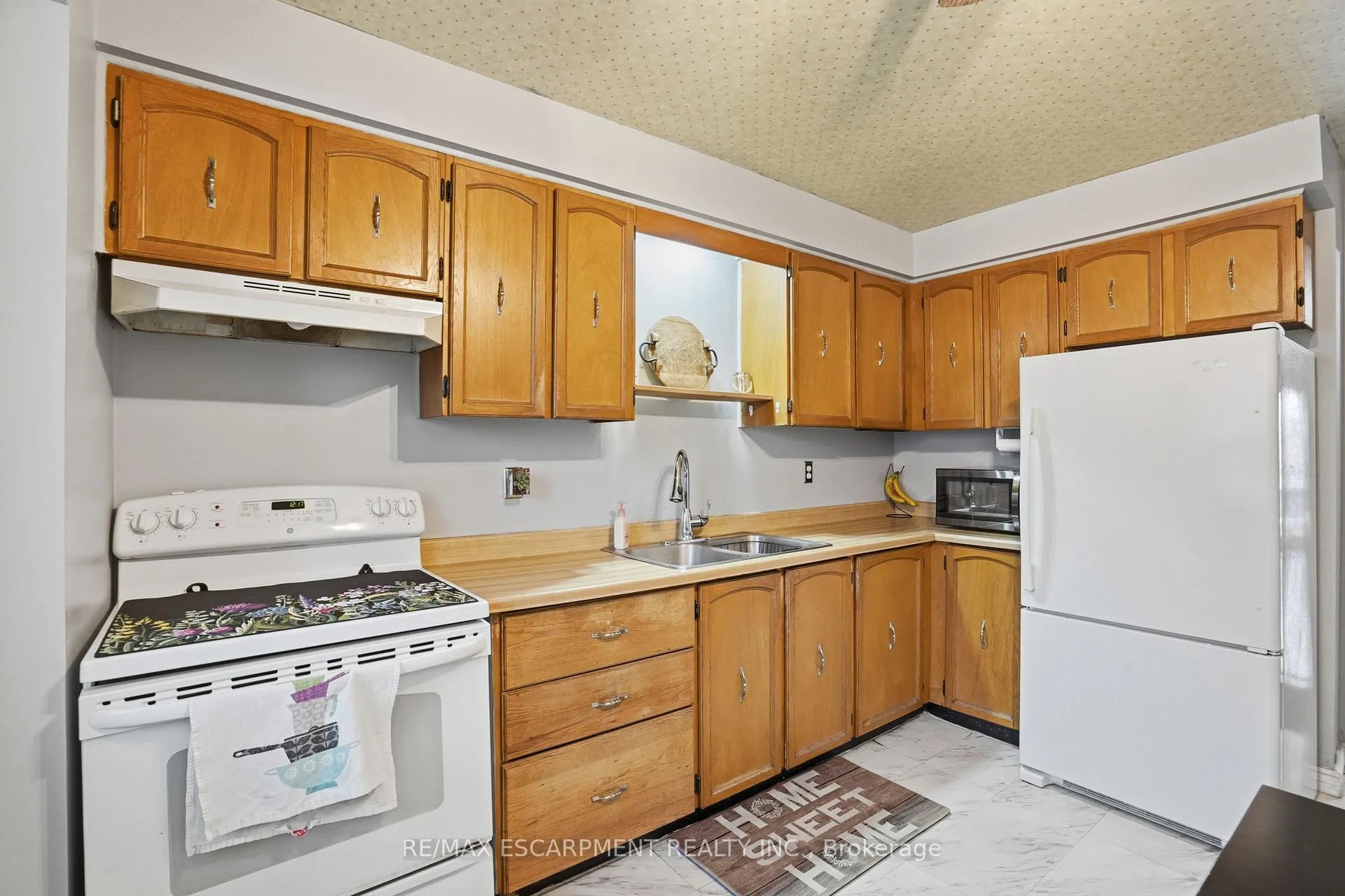Photo 7 of 16 Enfield Crescent, Brantford — HOMEH