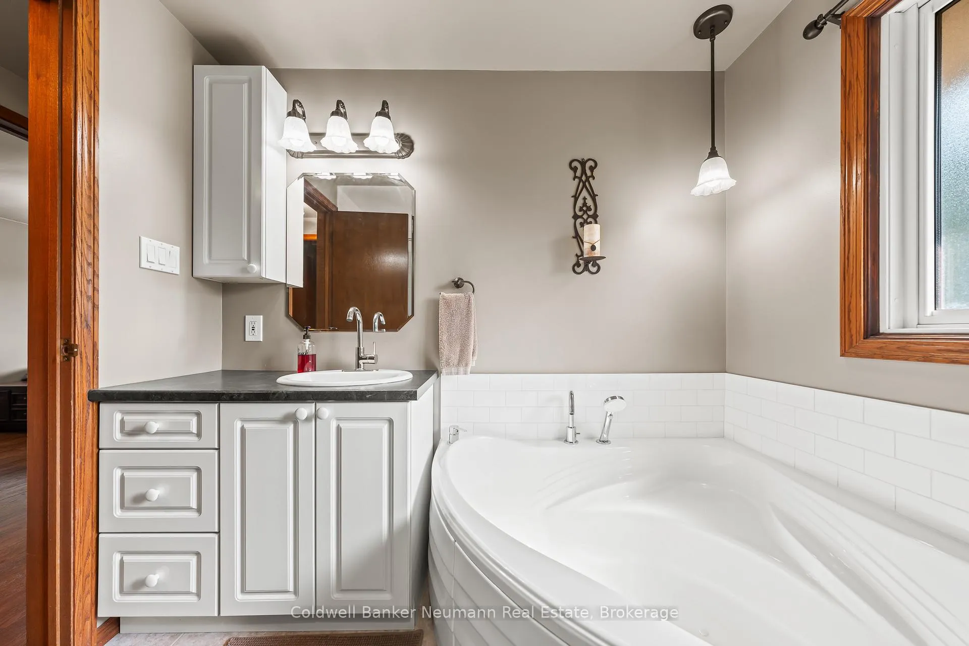 Photo 29 of 61 Bellevue Street, Guelph, Dovercliffe Park/Old University — HOMEH