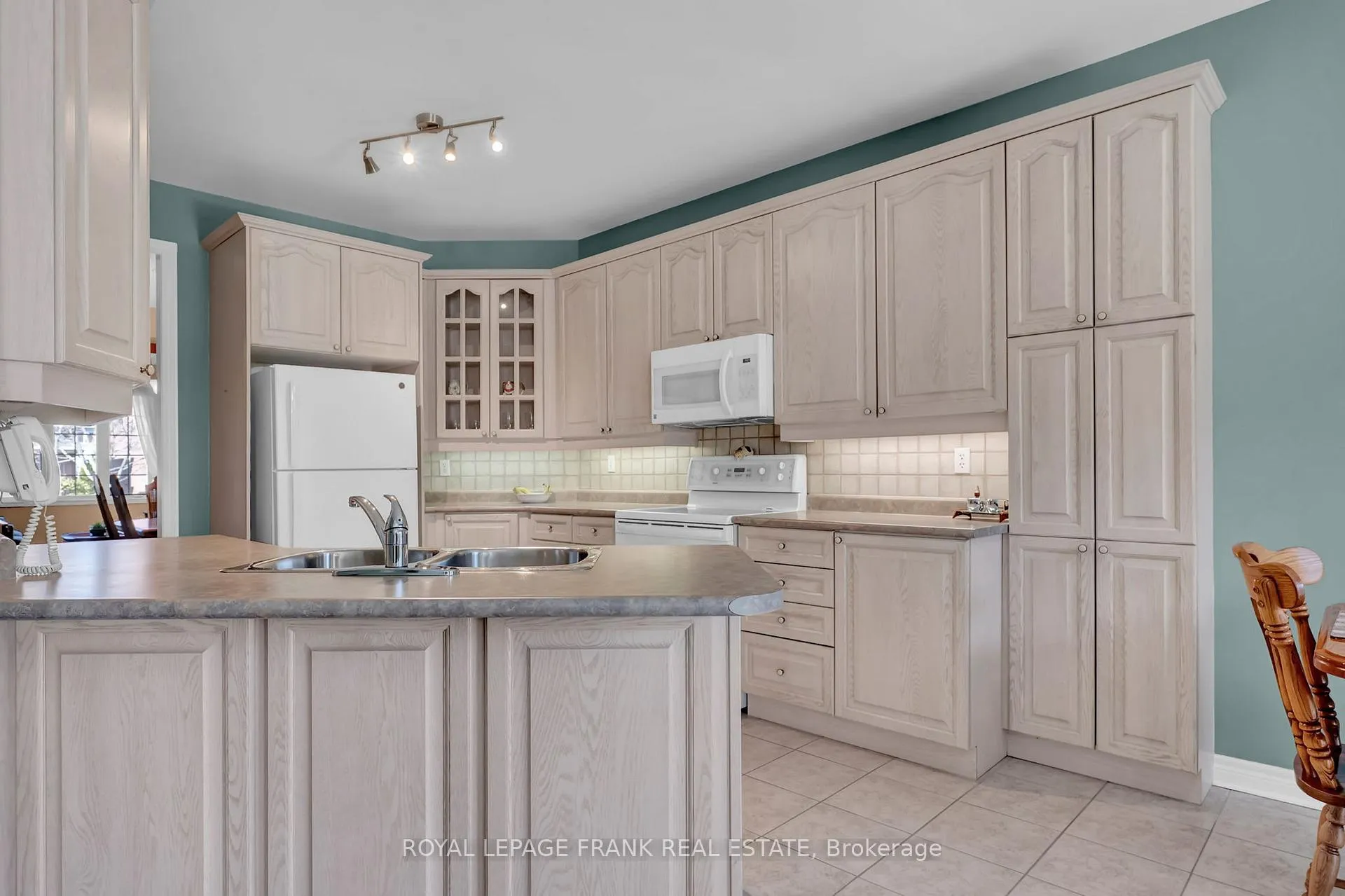 Photo 12 of 29 Rockland Crescent, Whitby, Brooklin — HOMEH