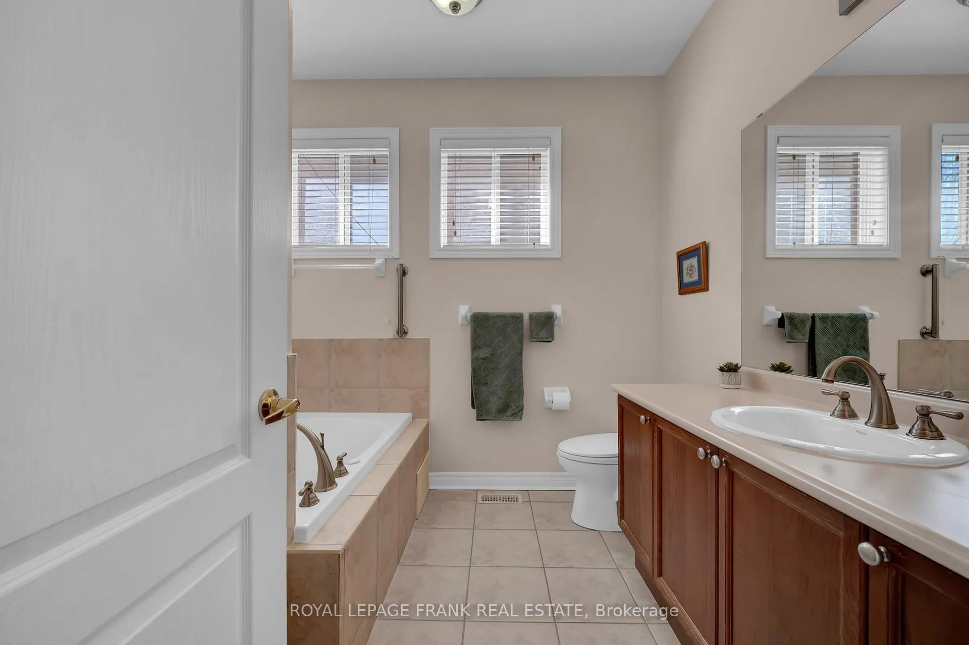 Photo 23 of 29 Rockland Crescent, Whitby, Brooklin — HOMEH