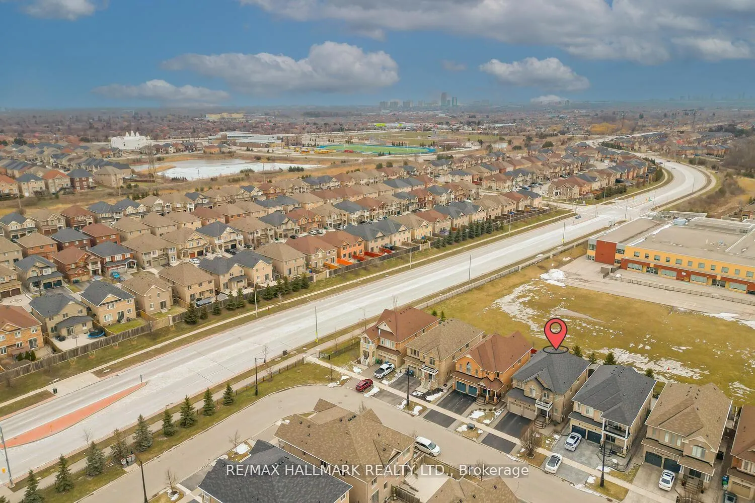 Photo 4 of 46 Lisson Crescent, Brampton, Credit Valley — HOMEH