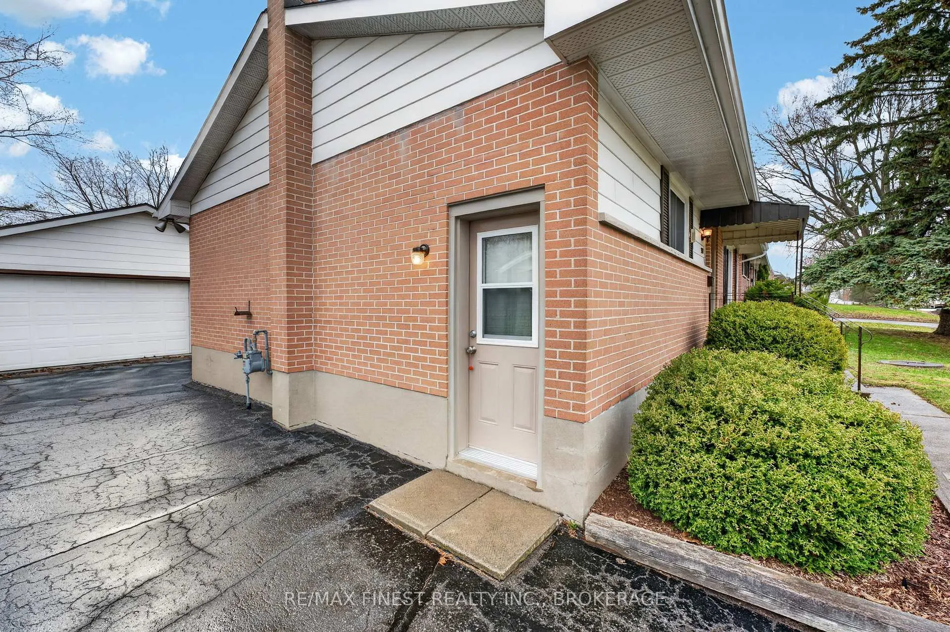Photo 4 of 30 Oxford Crescent, Loyalist, Amherstview — HOMEH