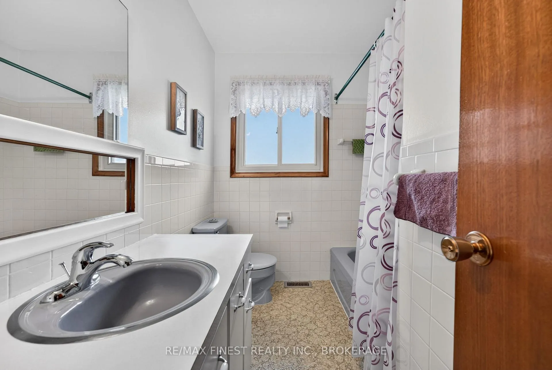 Photo 19 of 30 Oxford Crescent, Loyalist, Amherstview — HOMEH