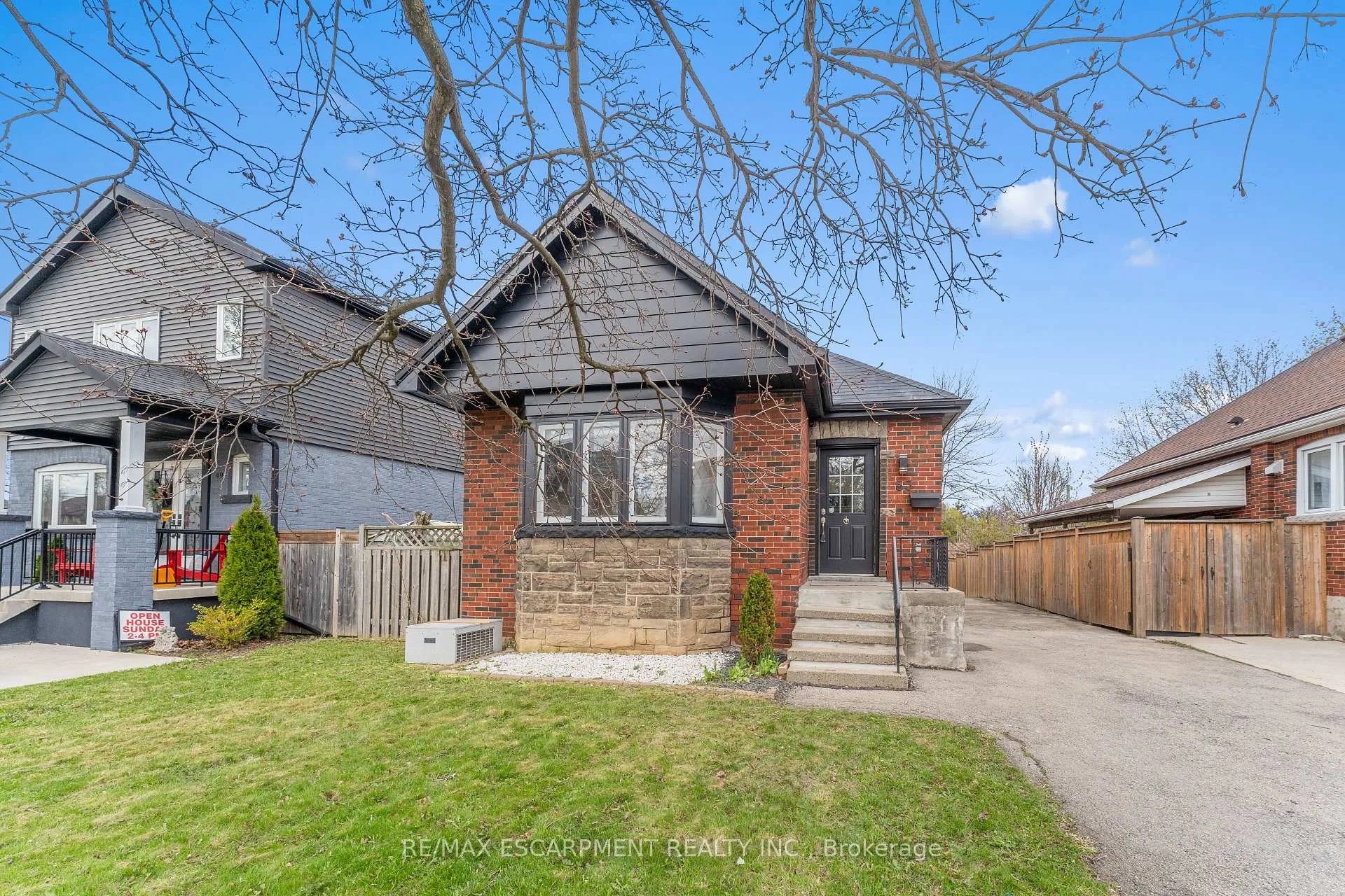 Photo 3 of 53 Brucedale Avenue E, Hamilton, Centremount — HOMEH