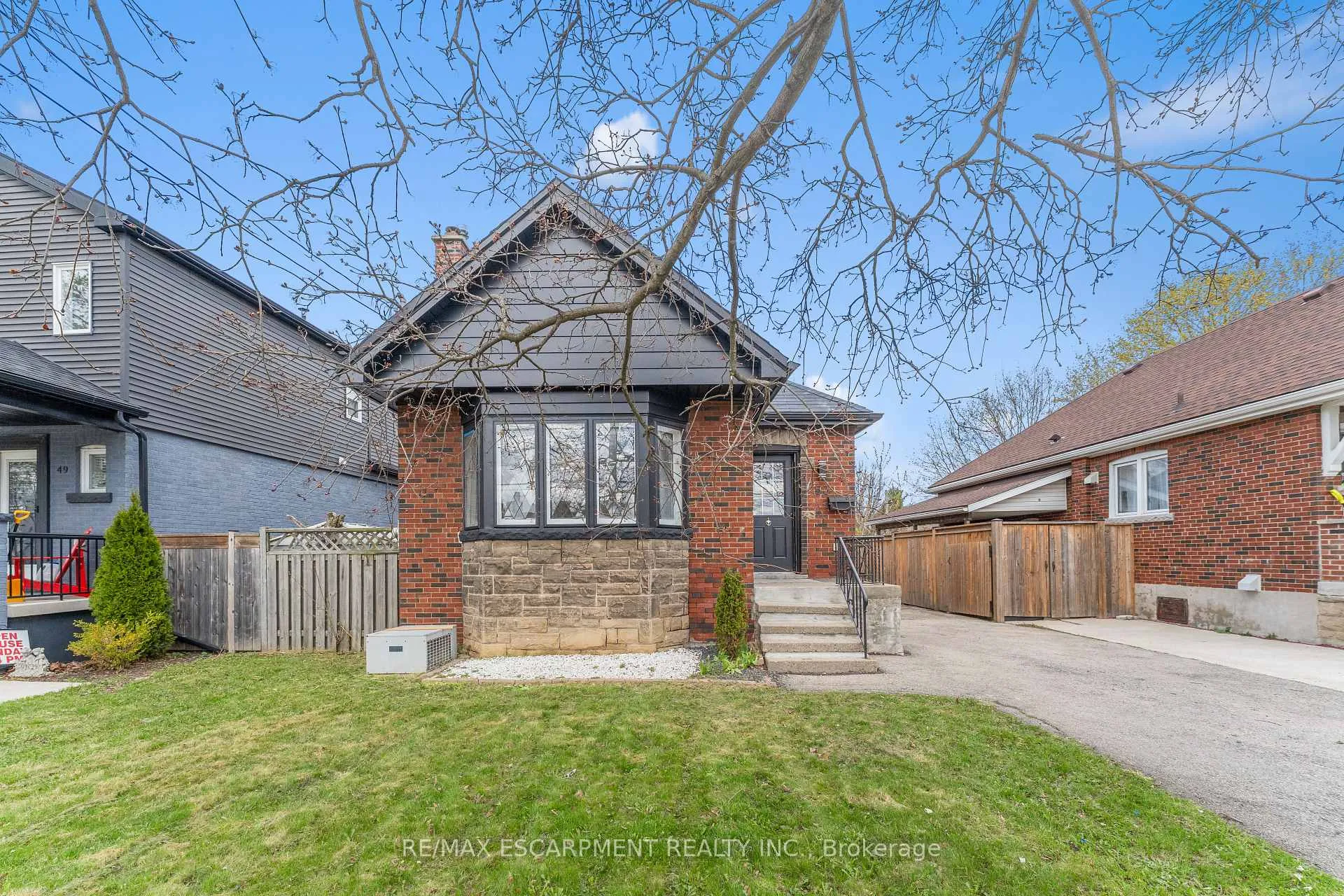 Photo 4 of 53 Brucedale Avenue E, Hamilton, Centremount — HOMEH