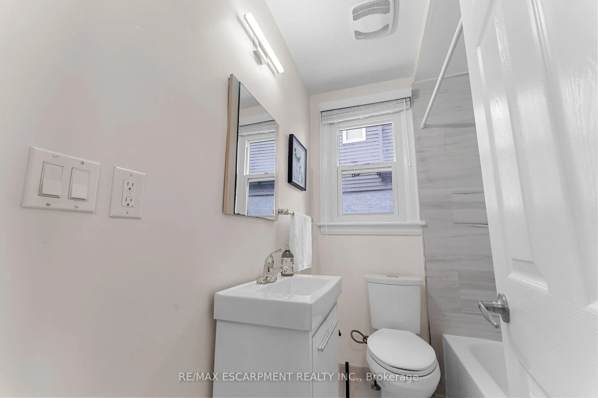 Photo 20 of 53 Brucedale Avenue E, Hamilton, Centremount — HOMEH