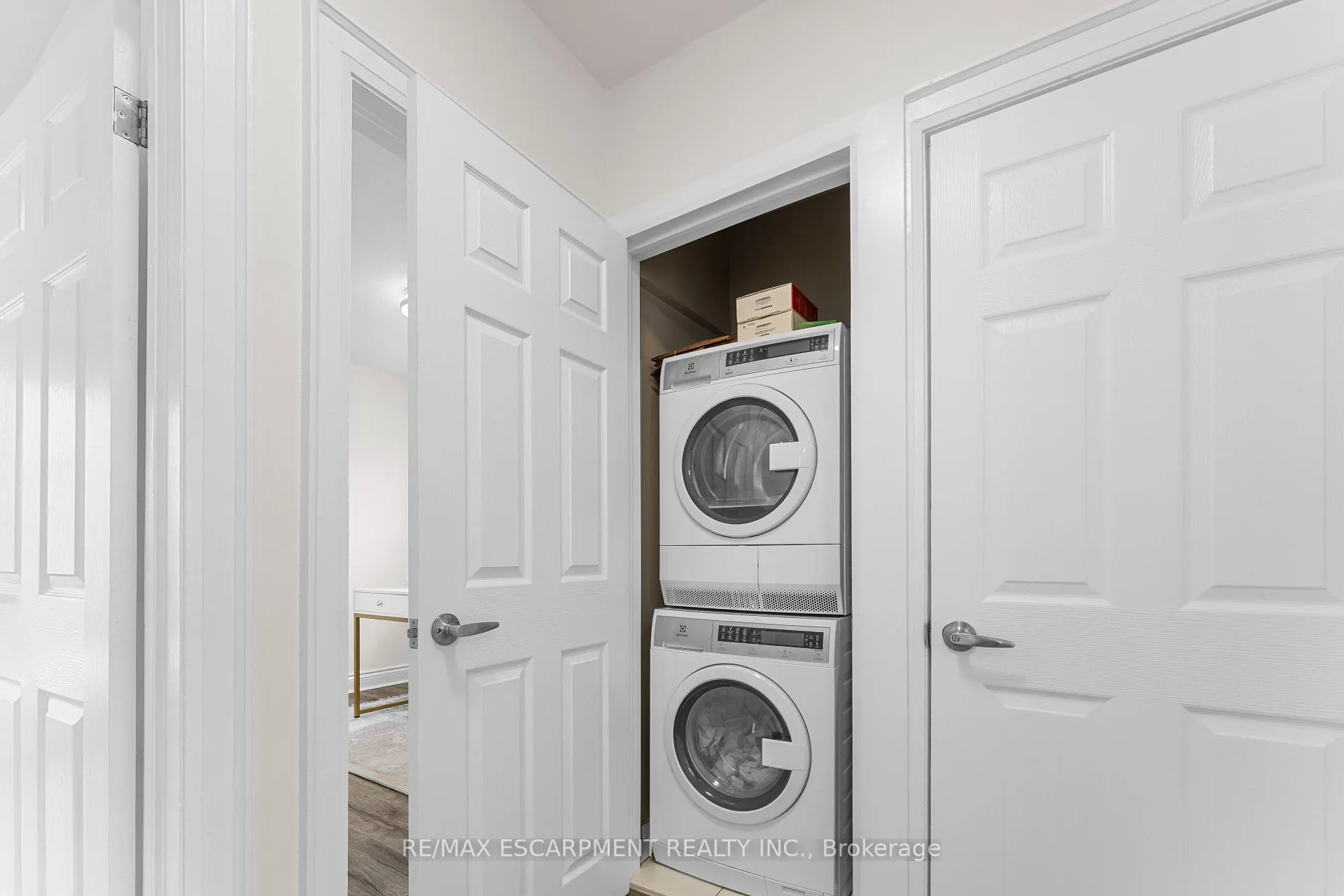 Photo 28 of 53 Brucedale Avenue E, Hamilton, Centremount — HOMEH