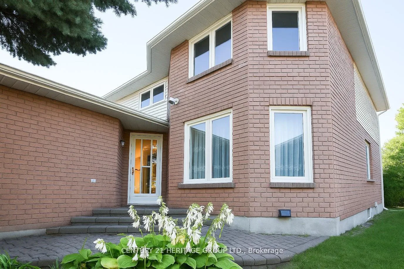 Photo 3 of 824 Thornton Road N, Oshawa, Northglen — HOMEH