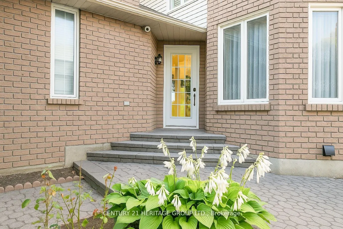 Photo 4 of 824 Thornton Road N, Oshawa, Northglen — HOMEH