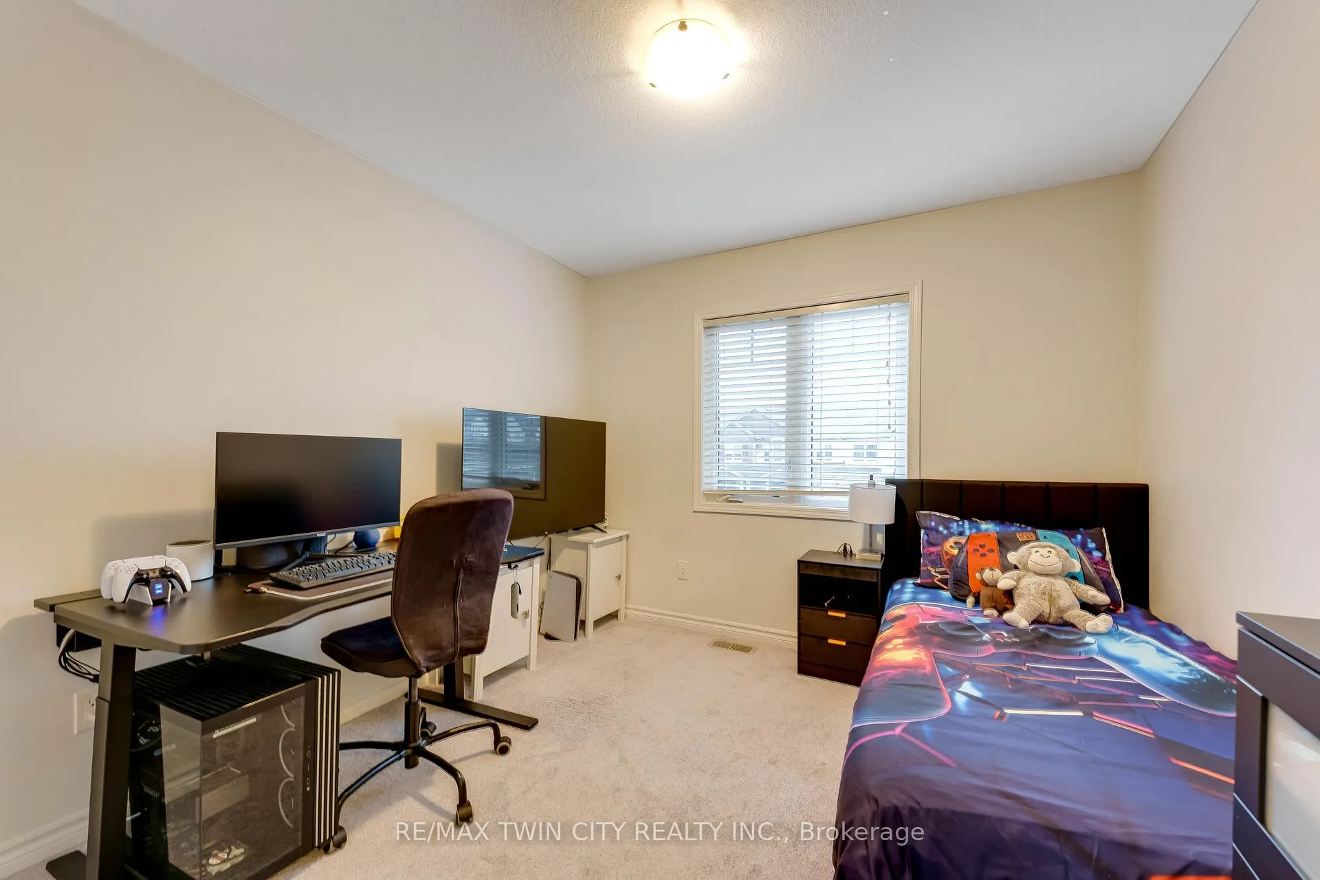 Photo 22 of 21 Postmaster Drive, Kitchener — HOMEH