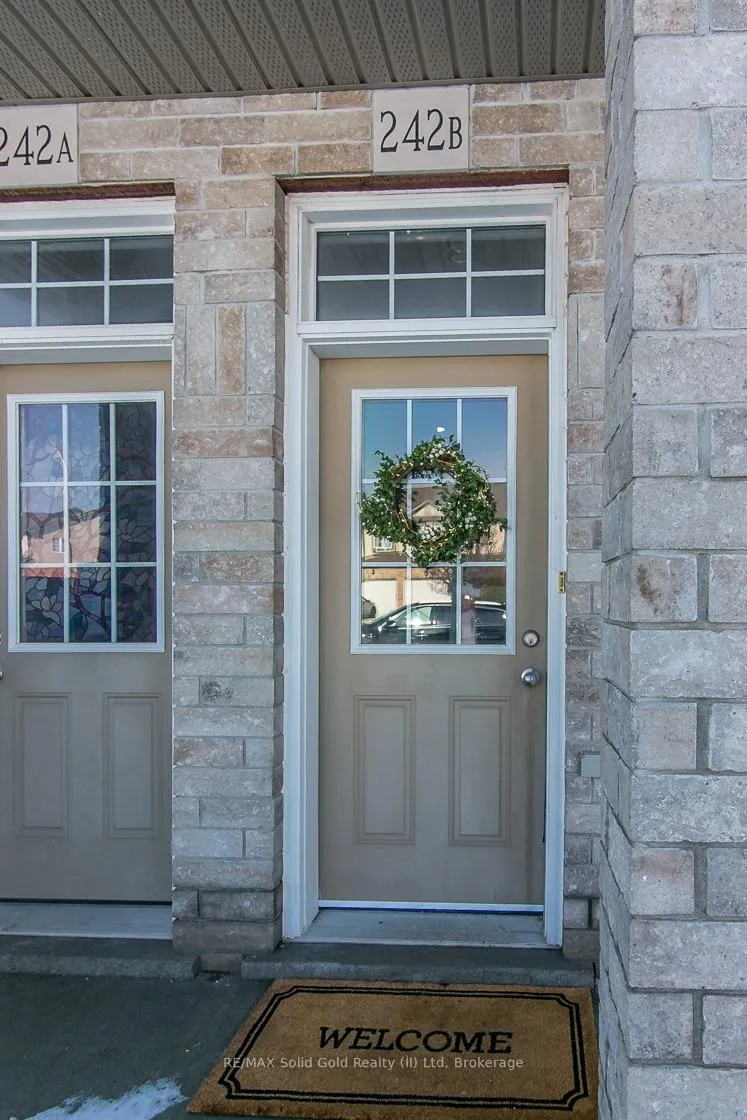 Photo 3 of Unit B, 242 Westmeadow Drive, Kitchener, Highland West — HOMEH