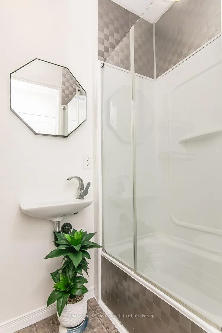 Photo 10 of Unit B, 242 Westmeadow Drive, Kitchener, Highland West — HOMEH