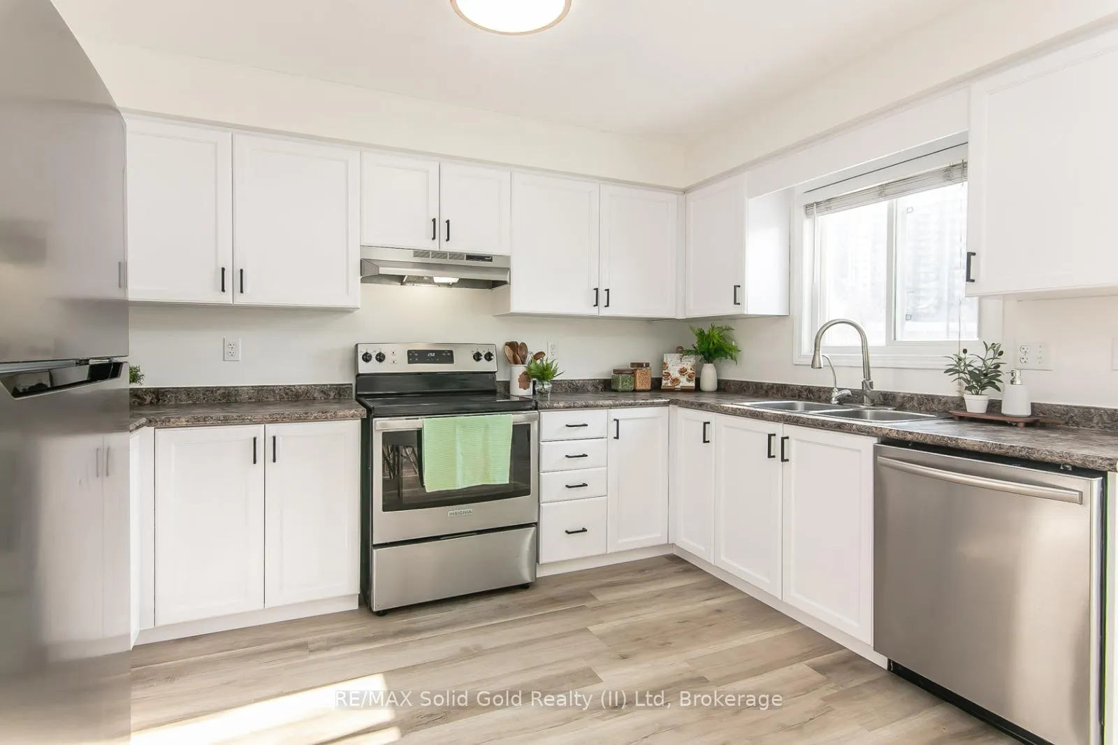 Photo 12 of Unit B, 242 Westmeadow Drive, Kitchener, Highland West — HOMEH