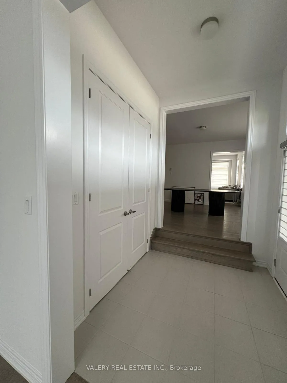 Photo 4 of 99 Thicketwood Avenue, Barrie, Rural Barrie Southeast — HOMEH