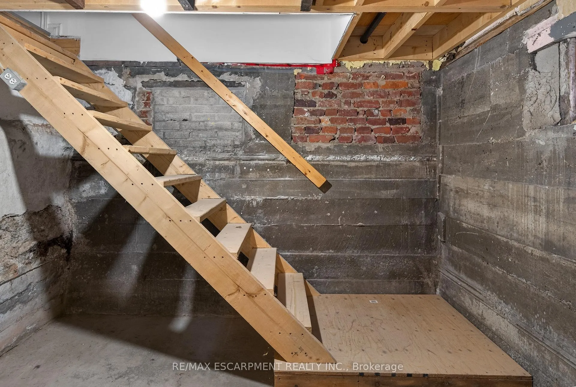Photo 38 of 149 Elgin Street, Brantford — HOMEH