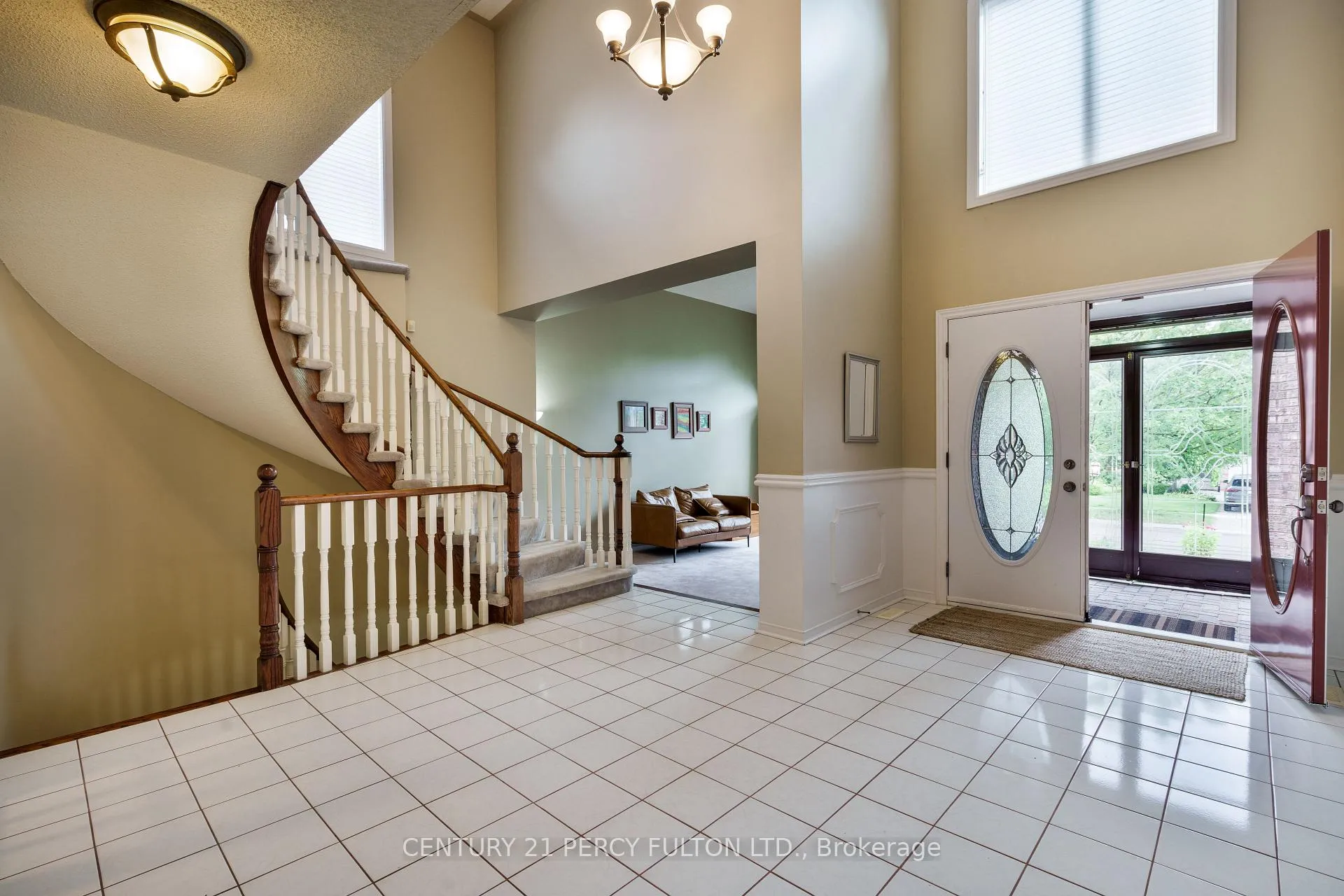 Photo 3 of 54 Cityview Circle, Barrie, Holly — HOMEH