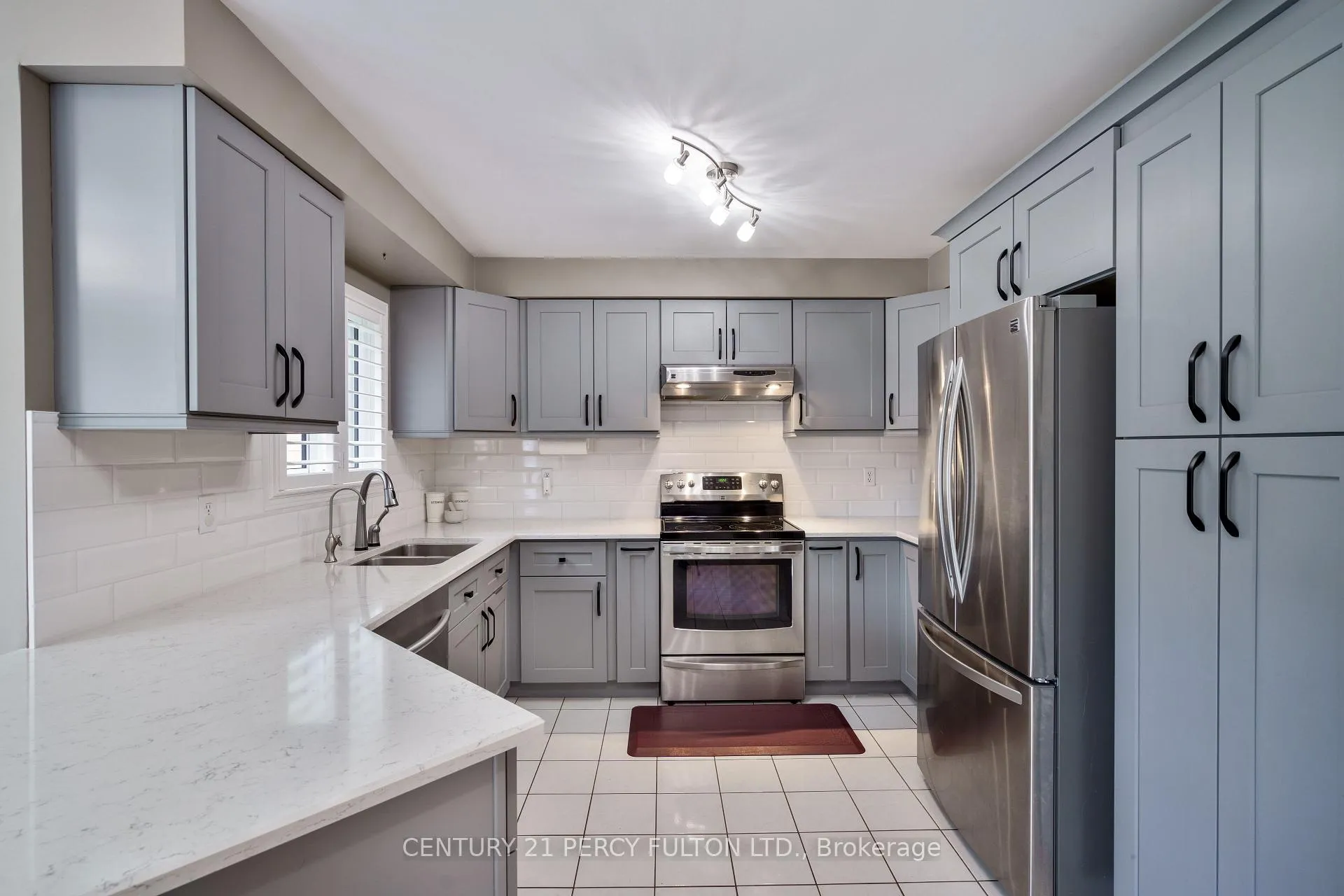 Photo 8 of 54 Cityview Circle, Barrie, Holly — HOMEH