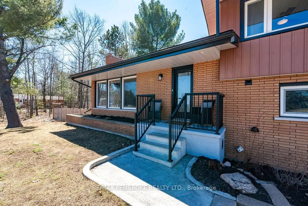 Photo 2 of 551 Laurentian Drive, Petawawa — HOMEH