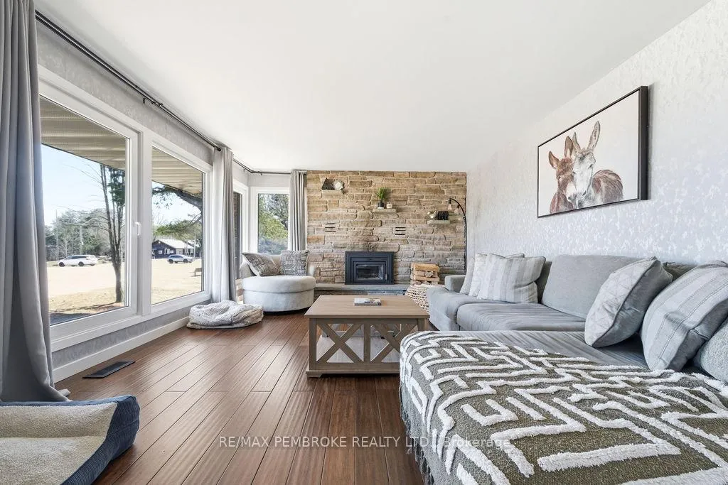 Photo 4 of 551 Laurentian Drive, Petawawa — HOMEH