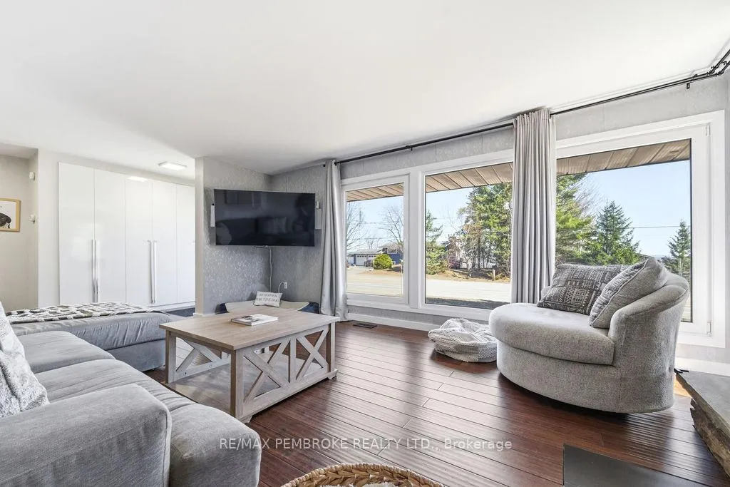 Photo 7 of 551 Laurentian Drive, Petawawa — HOMEH