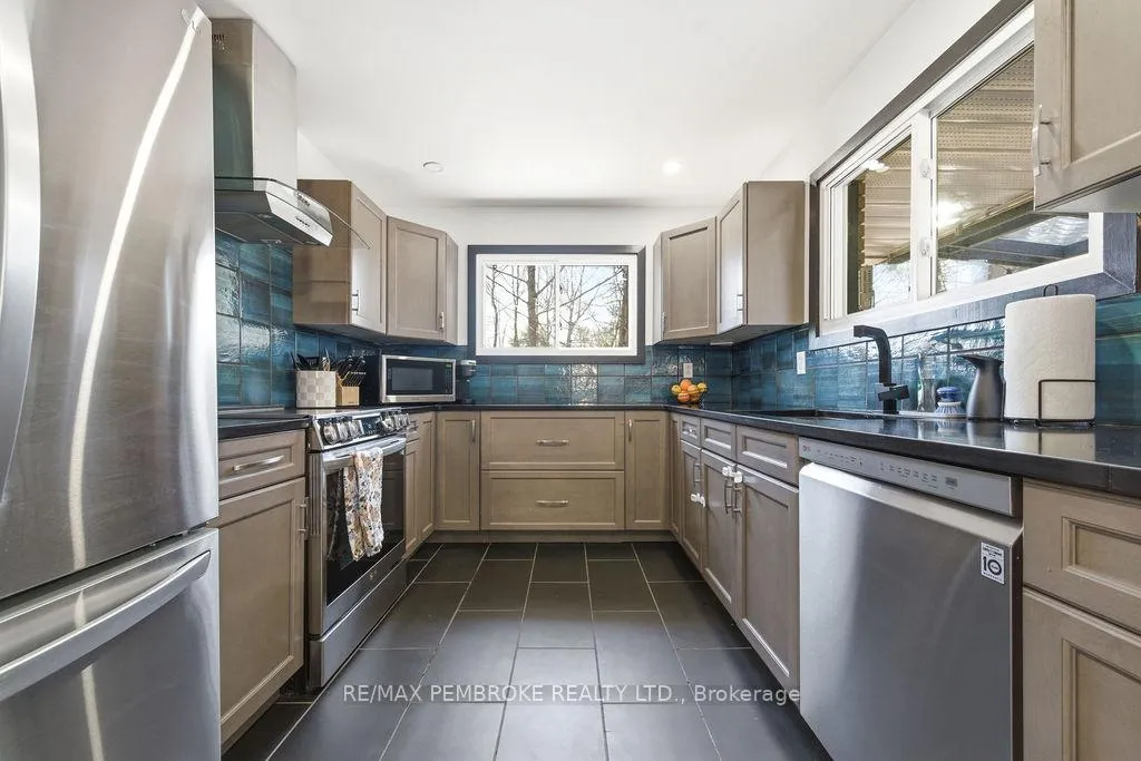 Photo 12 of 551 Laurentian Drive, Petawawa — HOMEH