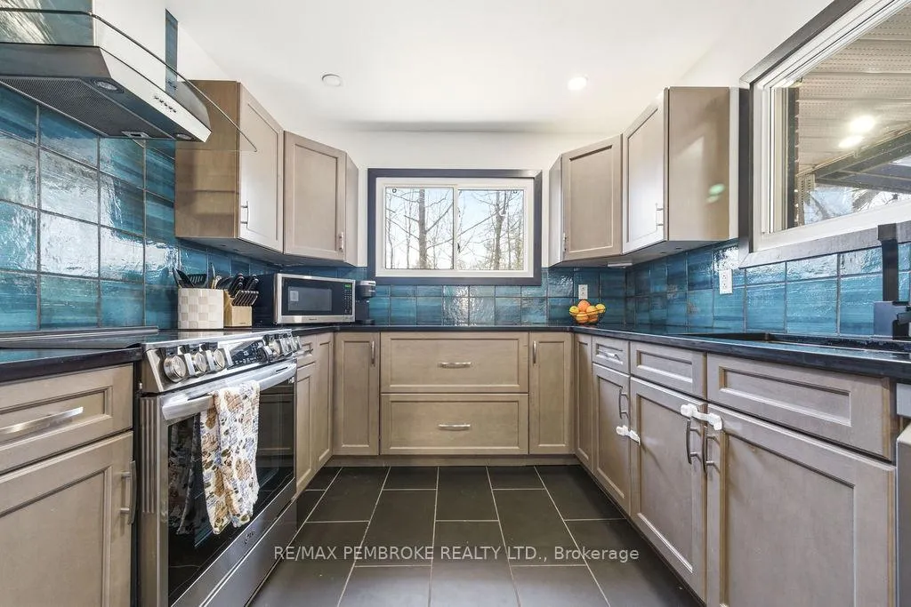 Photo 15 of 551 Laurentian Drive, Petawawa — HOMEH