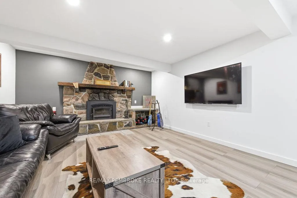 Photo 32 of 551 Laurentian Drive, Petawawa — HOMEH