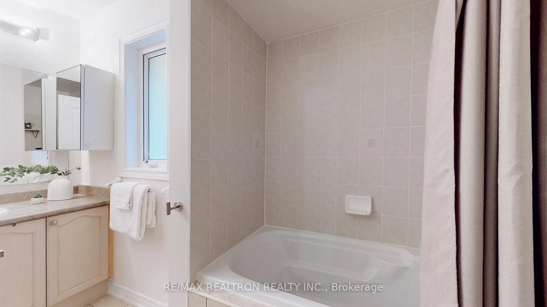 Photo 27 of 52 Gauguin Avenue, Vaughan, Patterson — HOMEH
