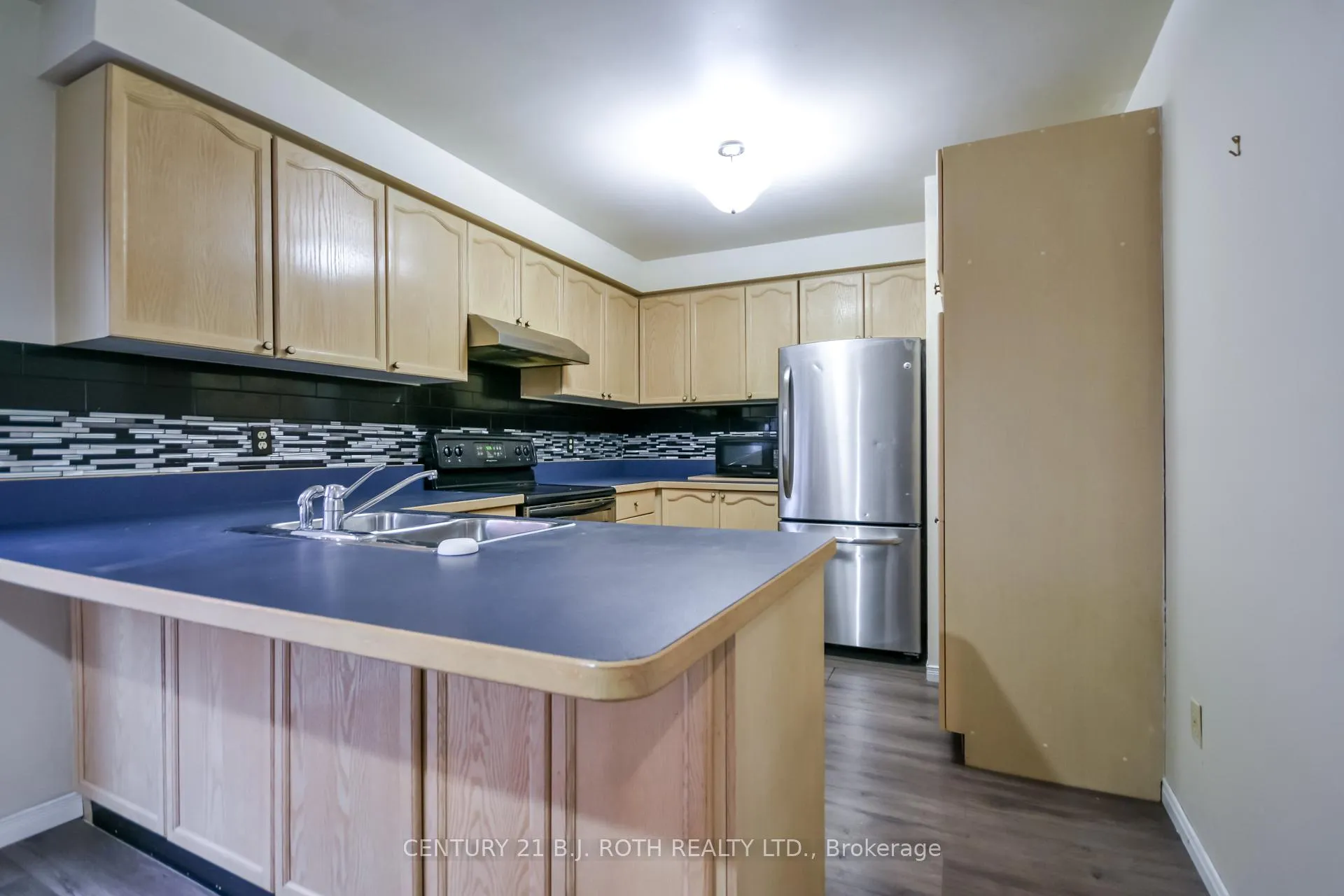 Photo 10 of Unit Upper, 51 Mcdougall Drive, Barrie, West Bayfield — HOMEH