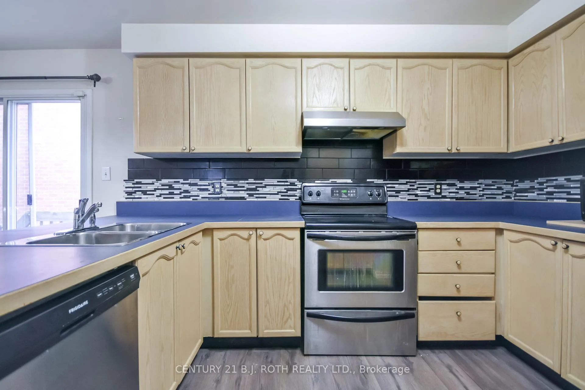 Photo 11 of Unit Upper, 51 Mcdougall Drive, Barrie, West Bayfield — HOMEH