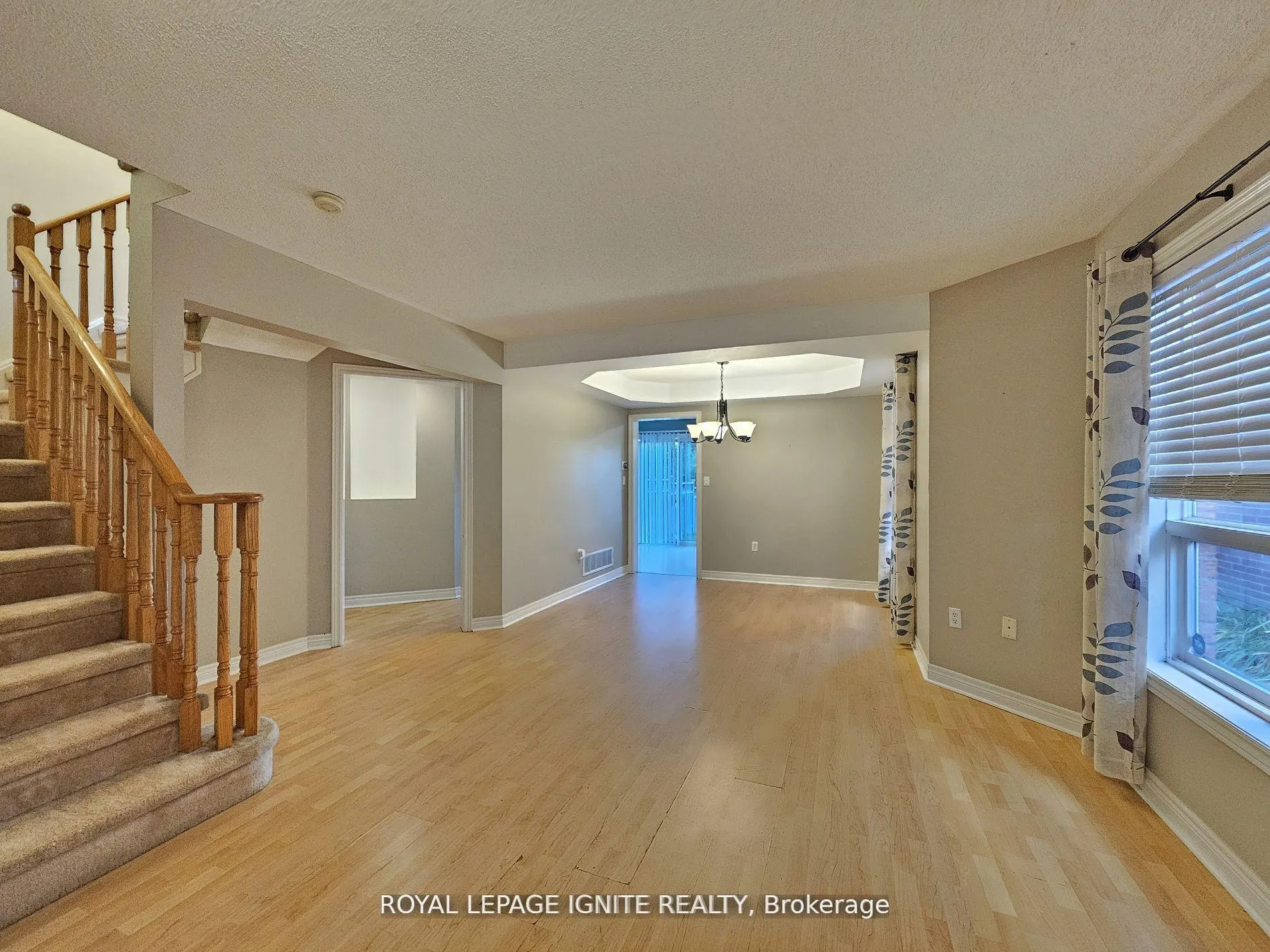 Photo 4 of 60 Pressed Brick Drive, Brampton, Brampton North — HOMEH