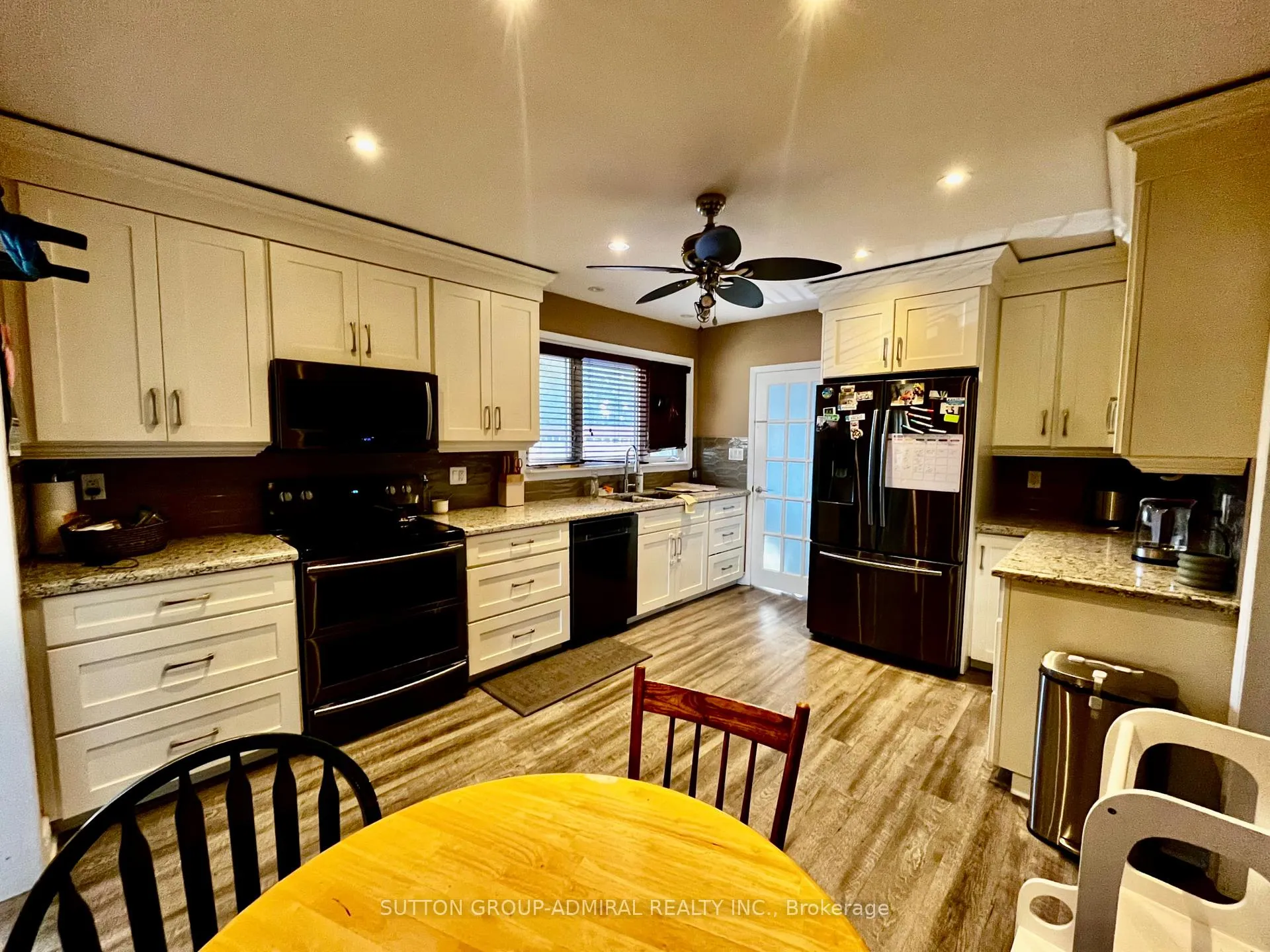 Photo 2 of 7468 Wanless Street, Niagara Falls, Ascot — HOMEH