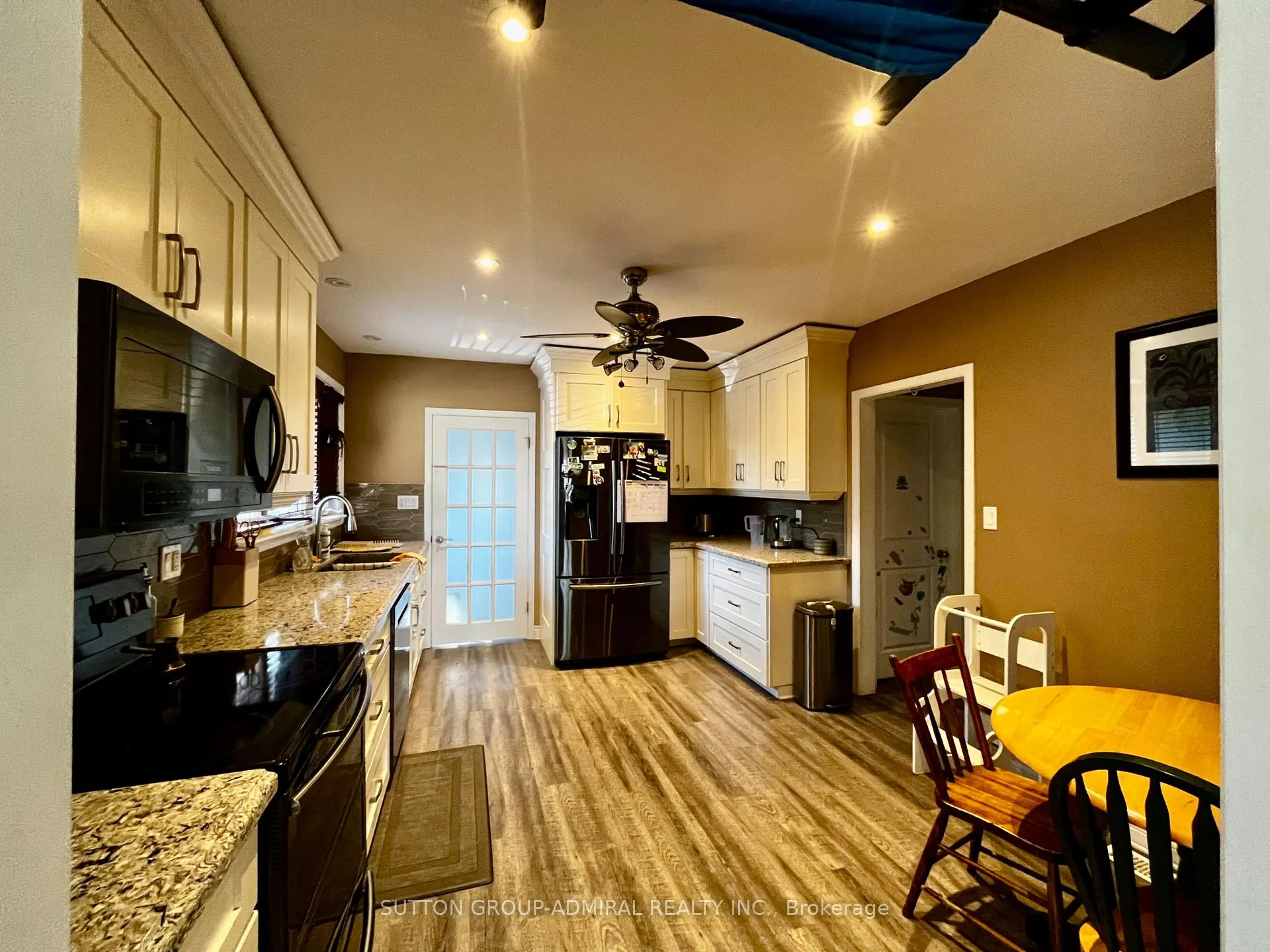 Photo 4 of 7468 Wanless Street, Niagara Falls, Ascot — HOMEH