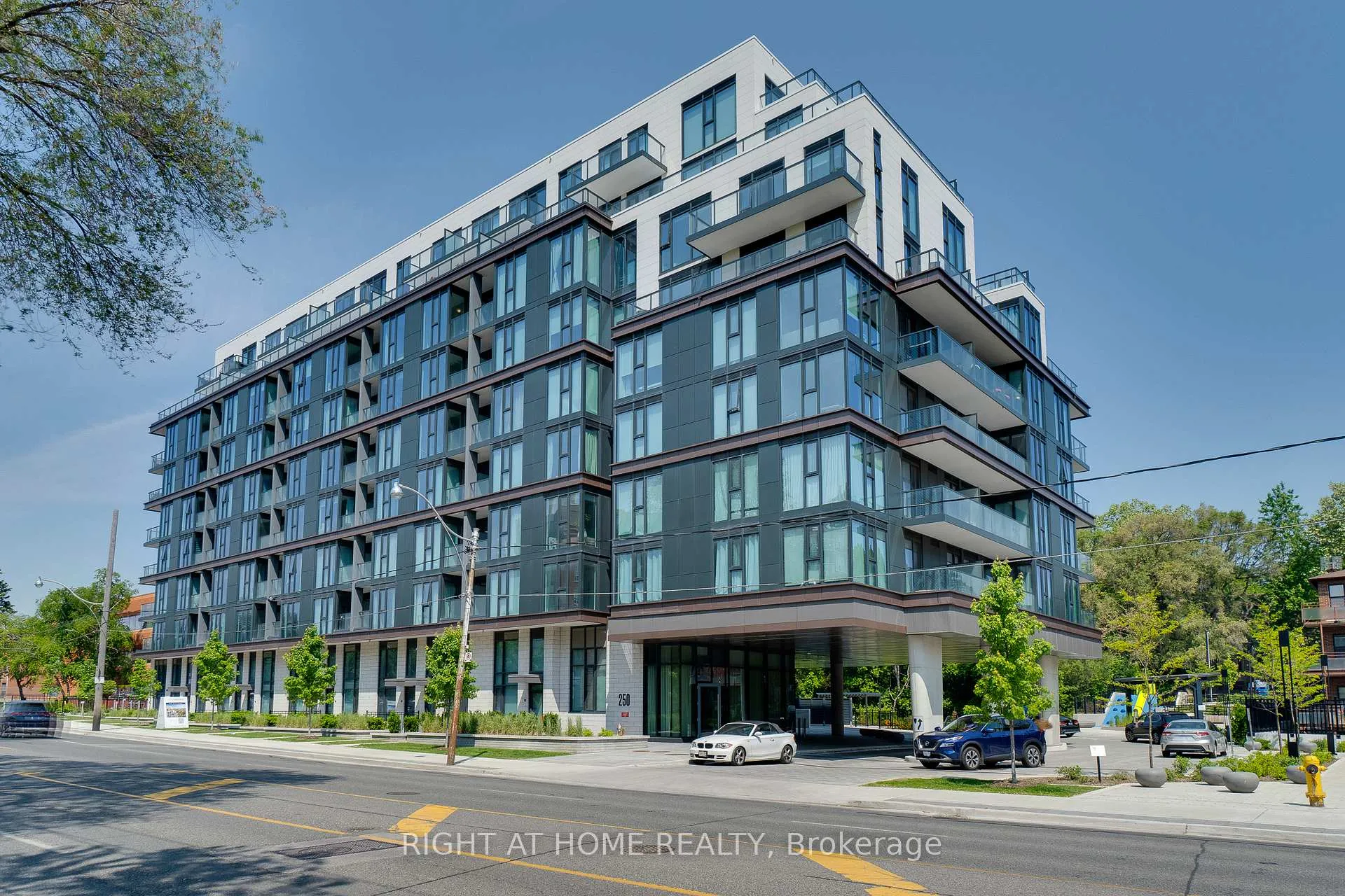 Front of Unit 724, 250 Lawrence Avenue W