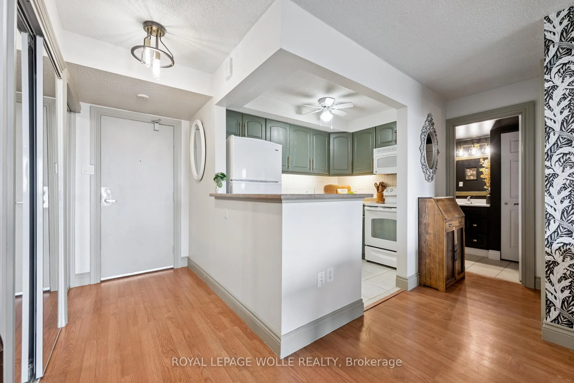 Photo 6 of Unit 1406, 64 Benton Street, Kitchener — HOMEH