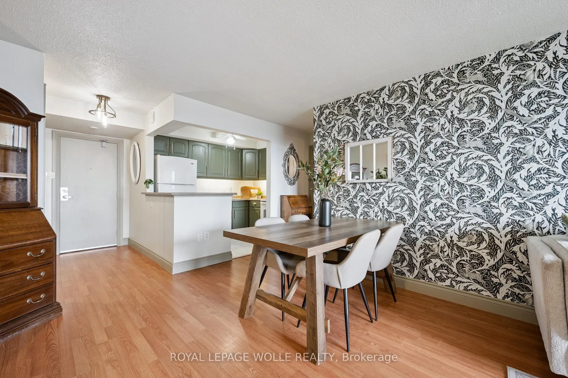 Photo 8 of Unit 1406, 64 Benton Street, Kitchener — HOMEH