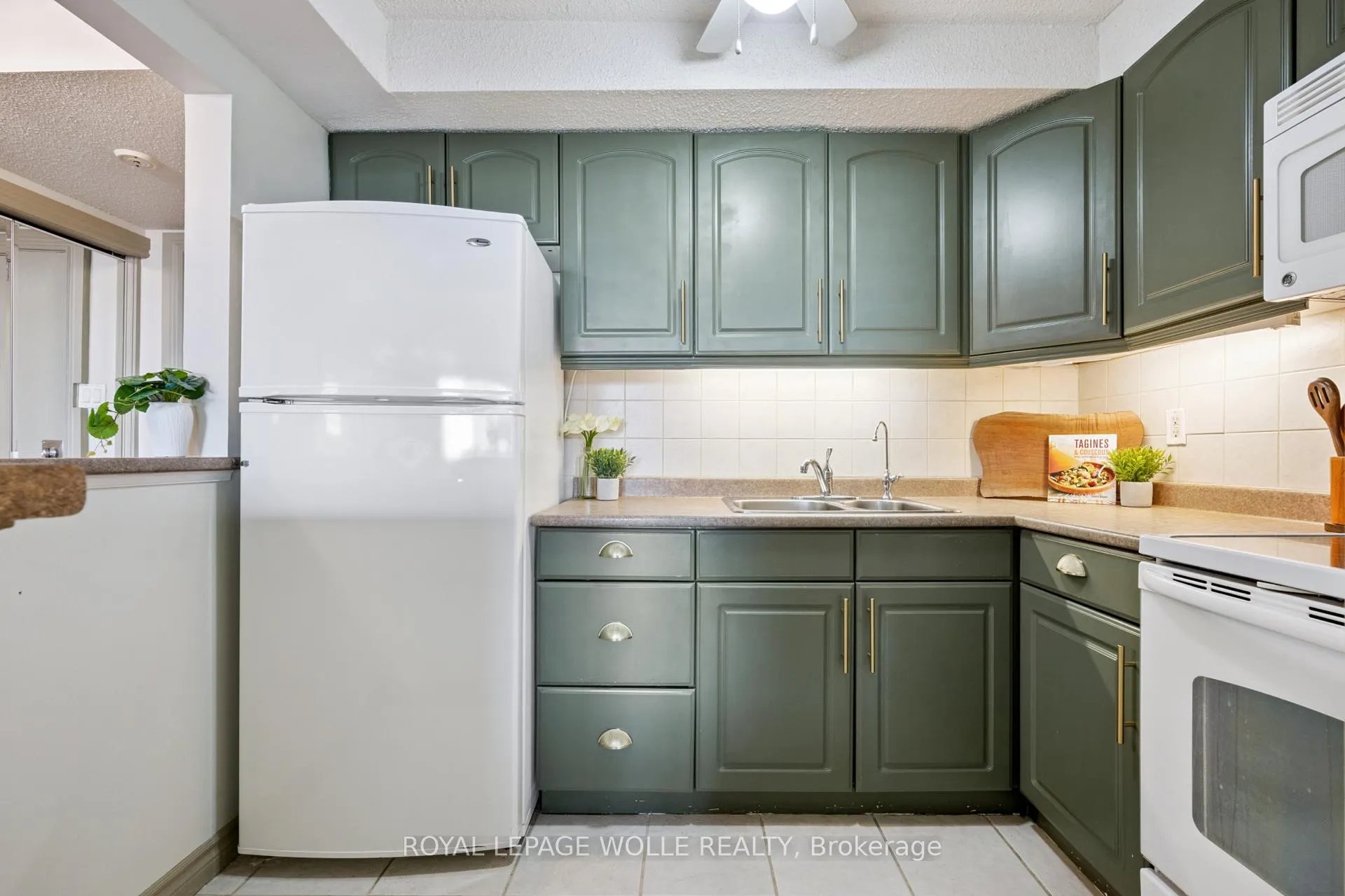 Photo 13 of Unit 1406, 64 Benton Street, Kitchener — HOMEH