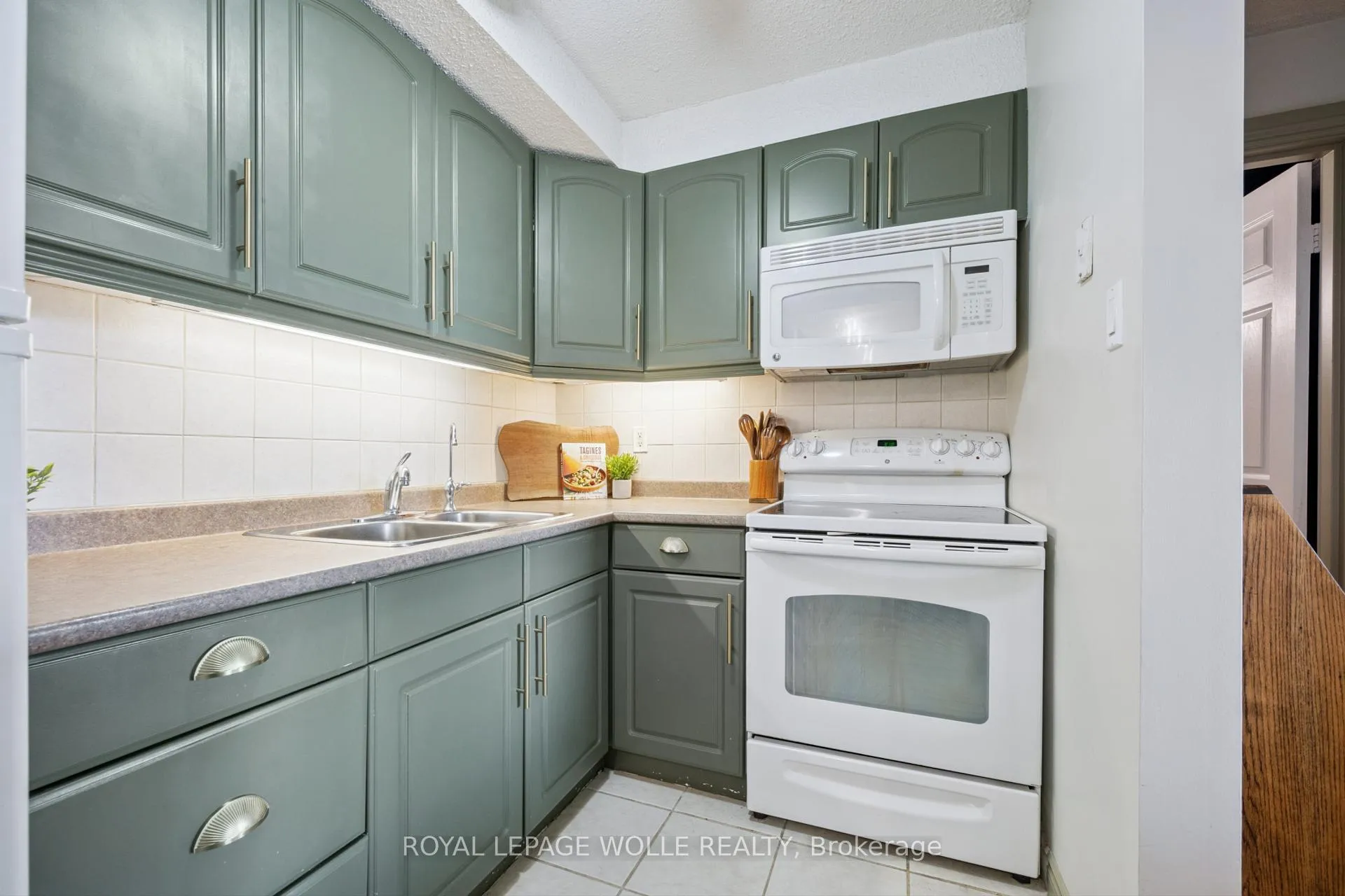 Photo 14 of Unit 1406, 64 Benton Street, Kitchener — HOMEH