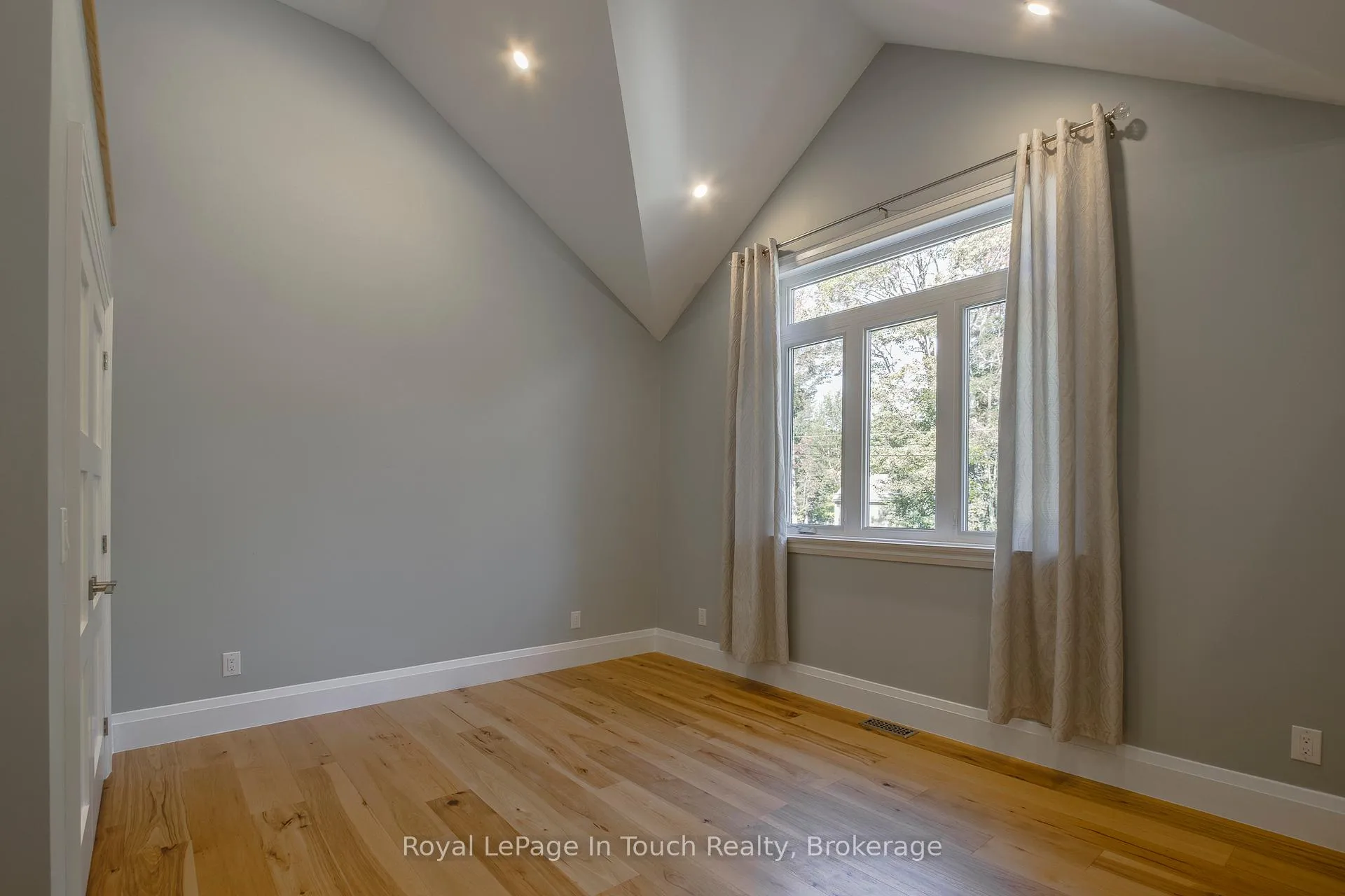 Photo 25 of 9 Belcourt Crescent, Tiny, Rural Tiny — HOMEH