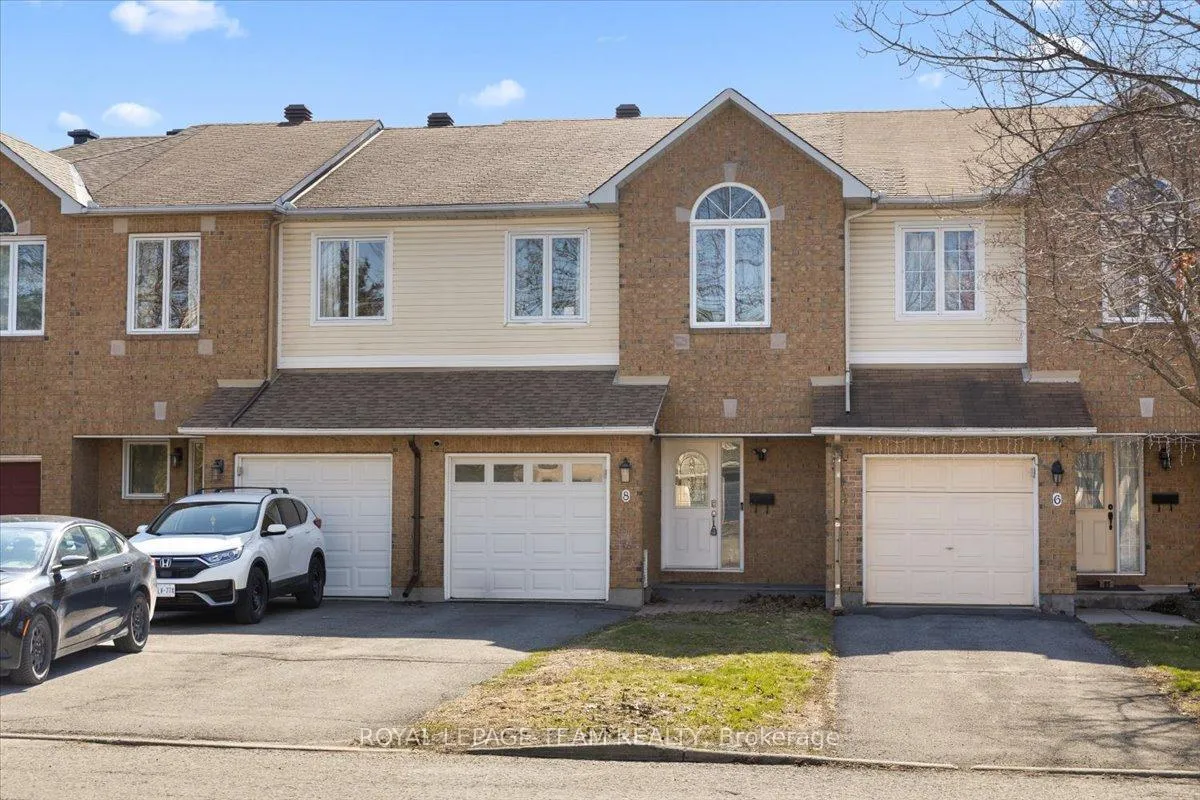 Photo 2 of 8 Crownridge Drive, Ottawa, Kanata - Emerald Meadows/Trailwest — HOMEH