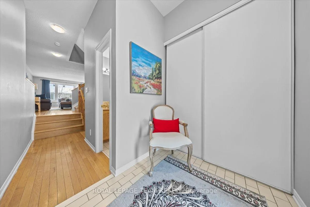 Photo 4 of 8 Crownridge Drive, Ottawa, Kanata - Emerald Meadows/Trailwest — HOMEH