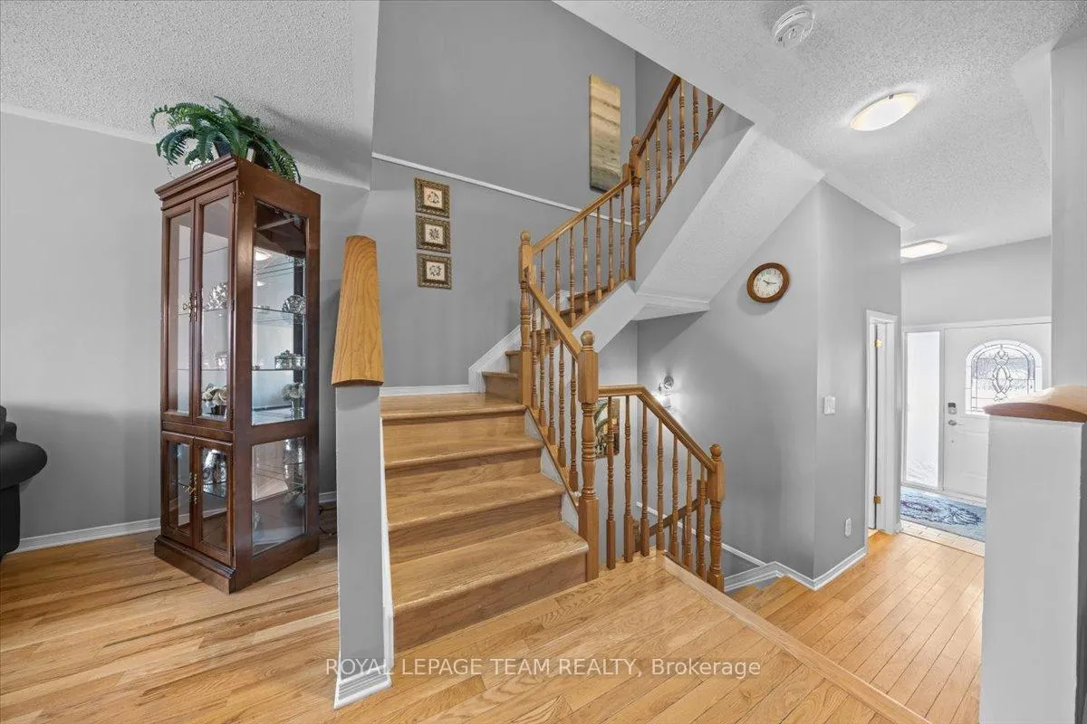 Photo 9 of 8 Crownridge Drive, Ottawa, Kanata - Emerald Meadows/Trailwest — HOMEH
