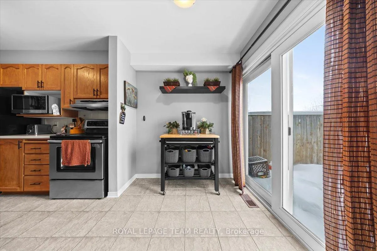 Photo 13 of 8 Crownridge Drive, Ottawa, Kanata - Emerald Meadows/Trailwest — HOMEH