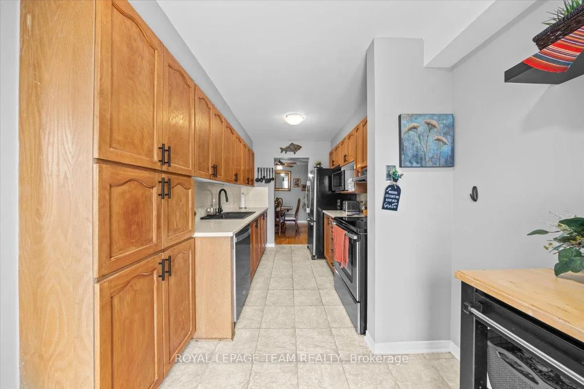 Photo 15 of 8 Crownridge Drive, Ottawa, Kanata - Emerald Meadows/Trailwest — HOMEH