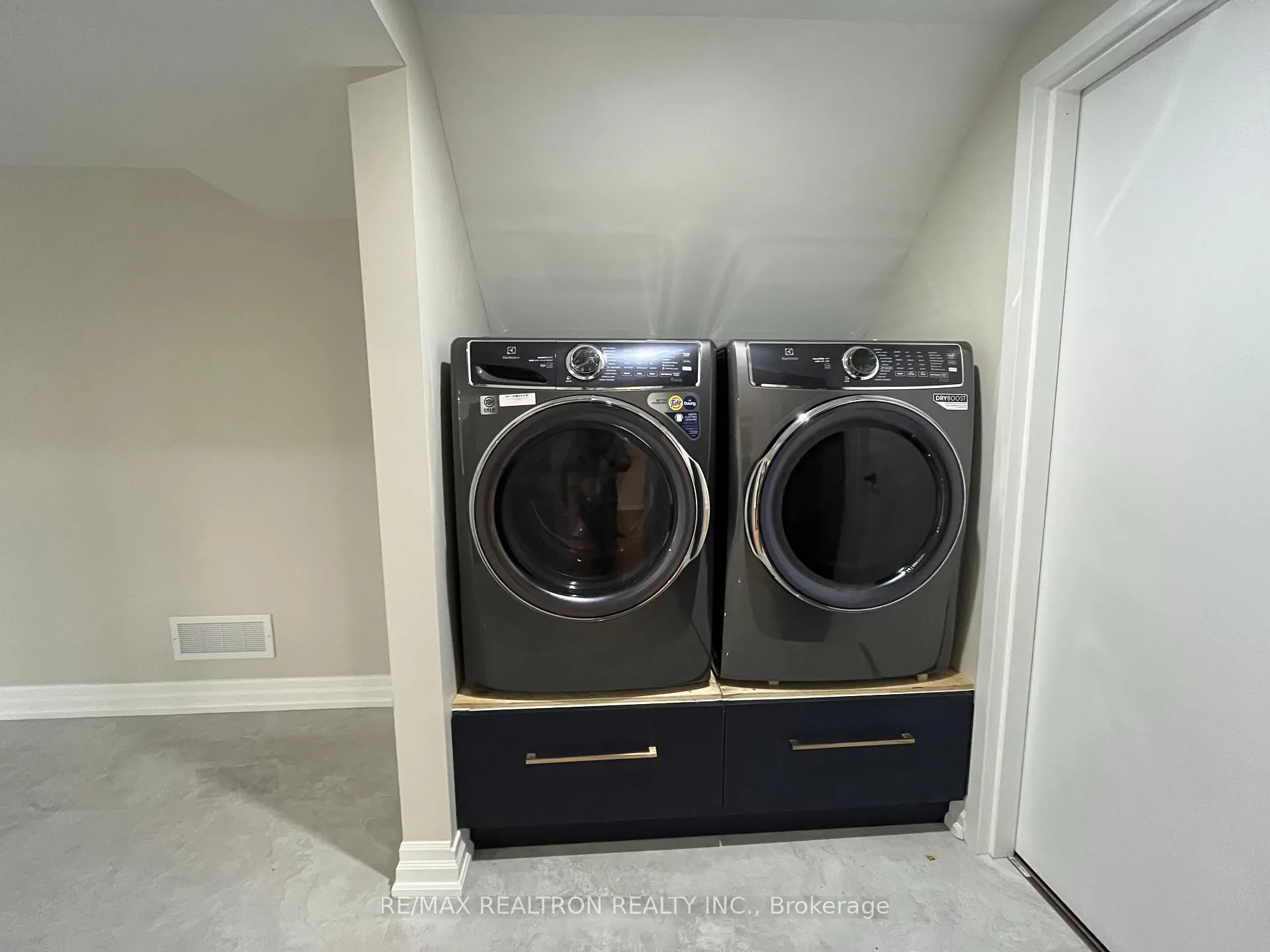 Photo 9 of 99 Havagal Crescent, Markham, Markville — HOMEH