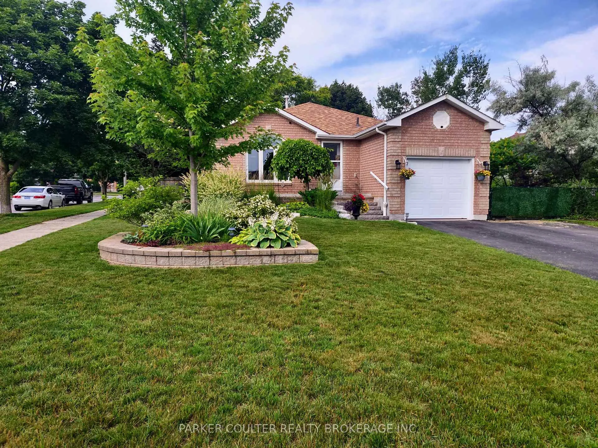 Photo 3 of 2 Waddington Crescent, Barrie, Holly — HOMEH