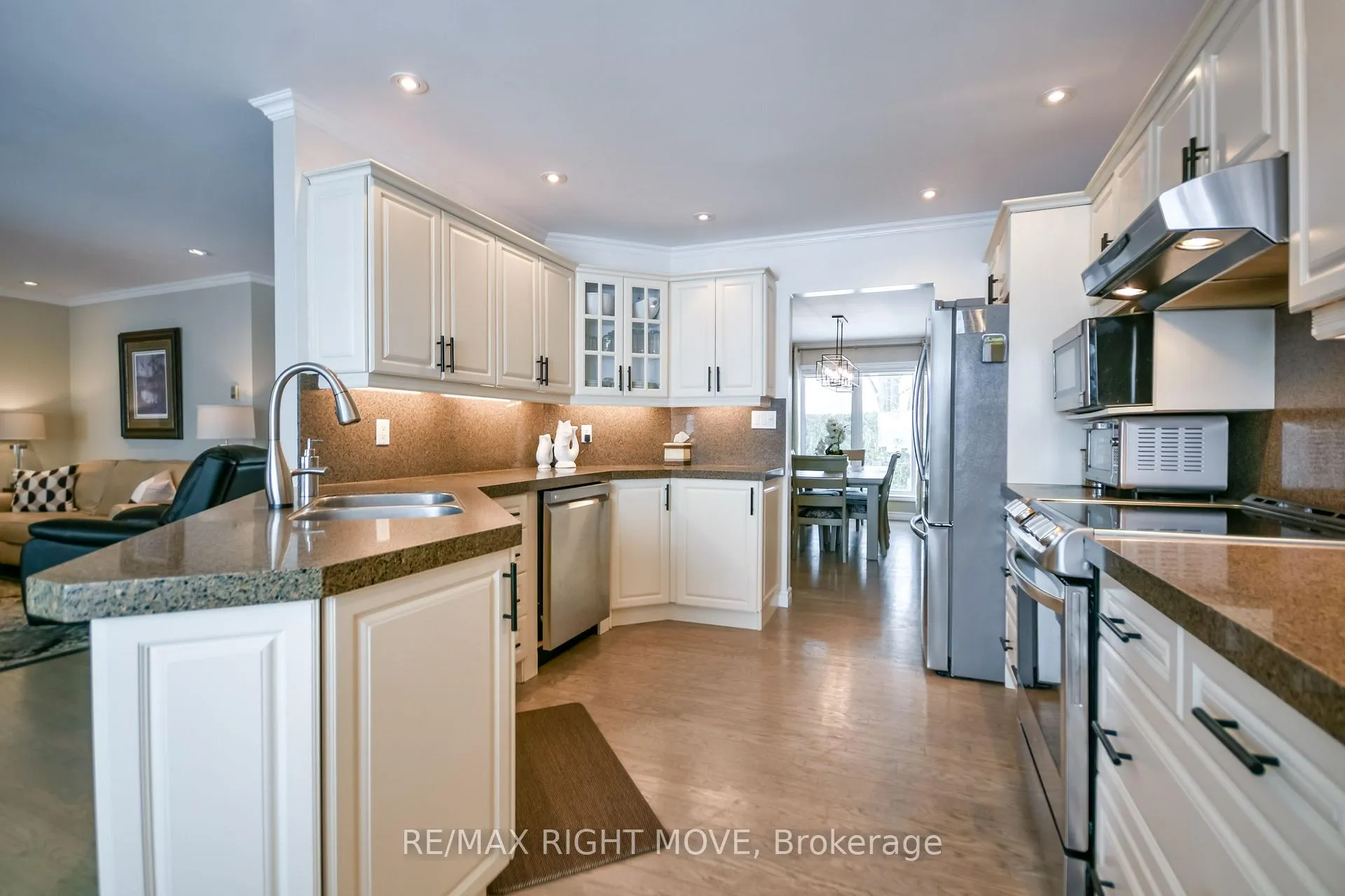 Photo 10 of 661 Glen Crescent, Orillia — HOMEH